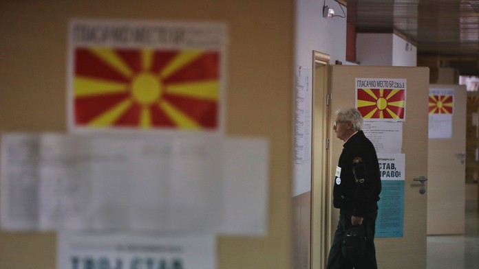 Volič vchádza do volebnej miestnosti počas referenda.