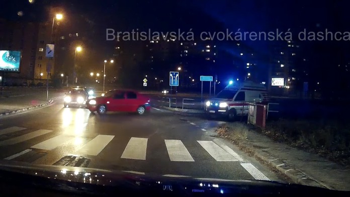 Nadávajúci vodič sanitky je hitom internetu