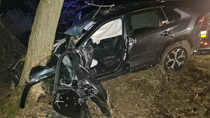 Na snímke havarované a zničené vozidlo po nehode medzi obcami Hradište pod Vrátnom a Prietrž.