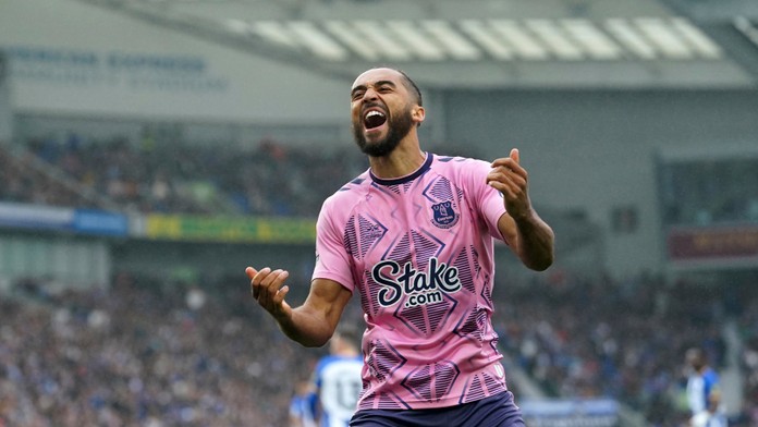 Hráč Evertonu Dominic Calvert-Lewin oslavuje po tom, ako Abdoulaye Doucoure strelil úvodný gól.