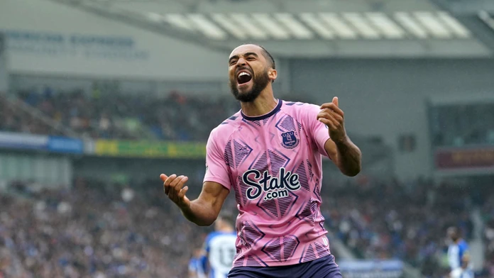 Hráč Evertonu Dominic Calvert-Lewin oslavuje po tom, ako Abdoulaye Doucoure strelil úvodný gól.