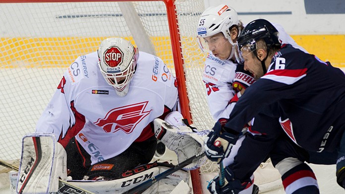 Igor Musatov (Slovan), Jegor Martynov a brankár Dominik Furth (obaja Omsk).