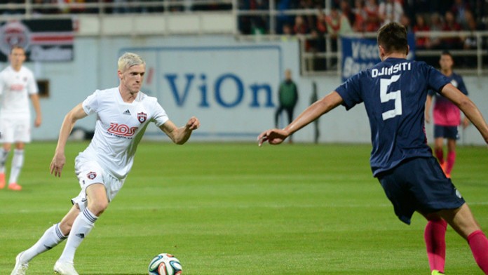 Ján Vlasko z Trnavy (vľavo) a Berat Djimsiti z FC Zürich v prvom zápase play off Európskej ligy UEFA 2014/2015.