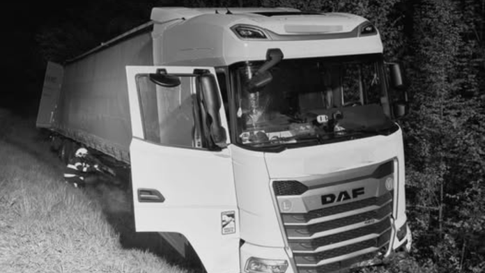 Smrteľná nehoda na juhu Slovenska. Vodič kamióna neprežil, skončil v priekope