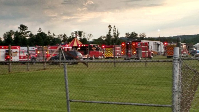 Dvaja ľudia prišli o život a 15 ďalších utrpelo zranenia, keď sa v pondelok večer v americkom štáte New Hampshire zrútil cirkuso