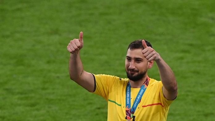Taliansky brankár Gianluigi Donnarumma reaguje po triumfe vo finále ME.