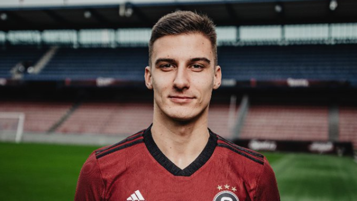 Nemá agenta, popri futbale študuje informatiku. Teraz po ňom siahol najslávnejší český klub (rozhovor)