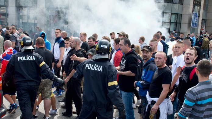 Demonštranti a slzný plyn.