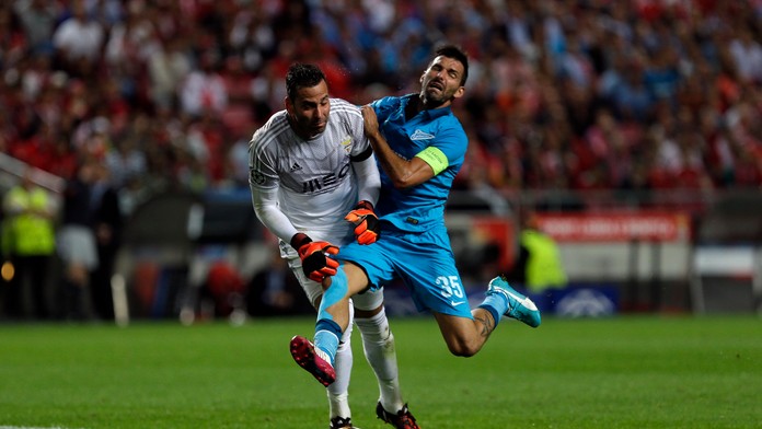 Brankár  Benficy Artur Moraes (vľavo) fauluje v pokutovom území hráča Zenitu Dannyho (vpravo) v zápase základnej C- skupiny Ligy