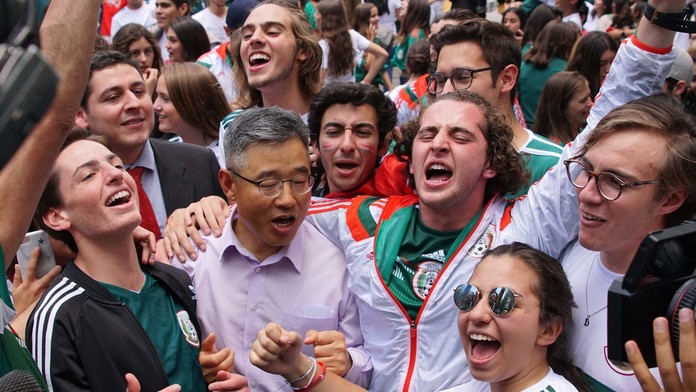 Oslavujúci dav niesol na ramenách konzula Kórejskej republiky Bjoung Jin Hana.