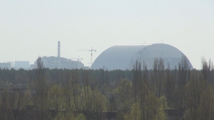 Sarkofág chrániaci vybuchnutý reaktor Černobyľu.