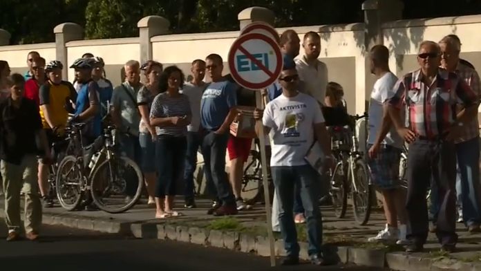 Protestujúci ľudia pred domom primátora Richarda Rašiho