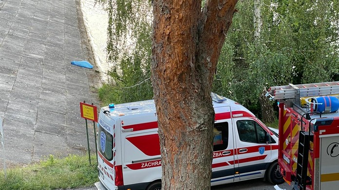 Pri kúpaní vo vodných plochách sa v utorok utopili tri osoby. Najmladšia mala len 18 rokov