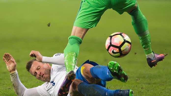 Na snímke v súboji Ján Ďurica (Slovensko) v kvalifikačnom zápase F-skupiny o postup na MS 2018 vo futbale Slovinsko - Slovensko 
