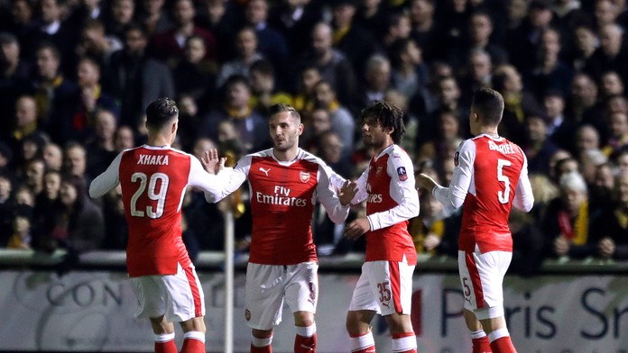 Lucas Pérez (druhý zľava) oslavuje so spoluhráčmi z Arsenalu svoj gól v zápase FA Cupu proti Suttonu United.