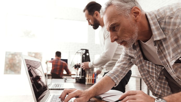 Záchranári pracujú na mieste nehody autobusu v Moskve.