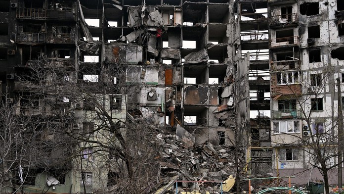 Tvrdenie Rusov, že neútočia na civilistov v praxi: Zničené obytné budovy v Mariupole vidieť až z vesmíru