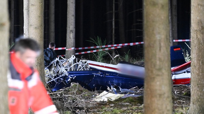 Na snímke havarované lietadlo v Nemecku, ktoré našli v lese.