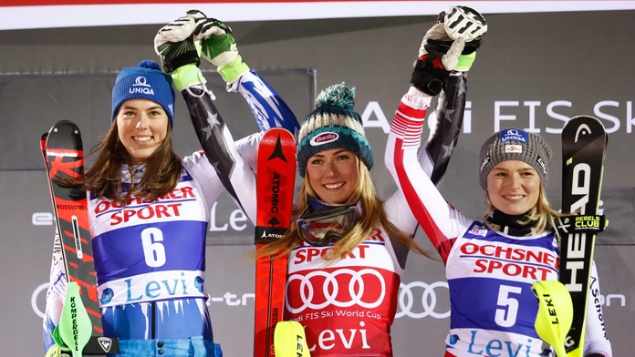 Mikaela Shiffrinová oslavuje víťazstvo, na druhom mieste Petra Vlhová (vľavo), na treťom Bernade Schildová.