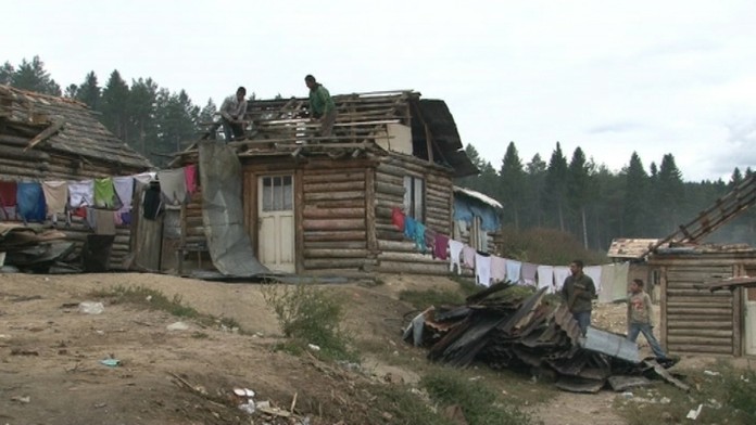 Bludný kruh - narodí sa v osade, v dospelosti nezíska prácu a časom sa stane rodičom detí, ktoré čaká rovnaký osud