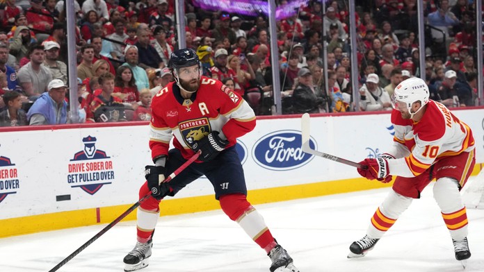 Na snímke hráč Floridy Aaron Ekblad, ktorý spoznal trest za doping.