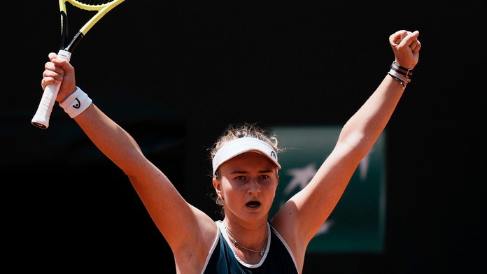 Češka Barbora Krejčíková oslavuje postup do semifinále Roland Garros.