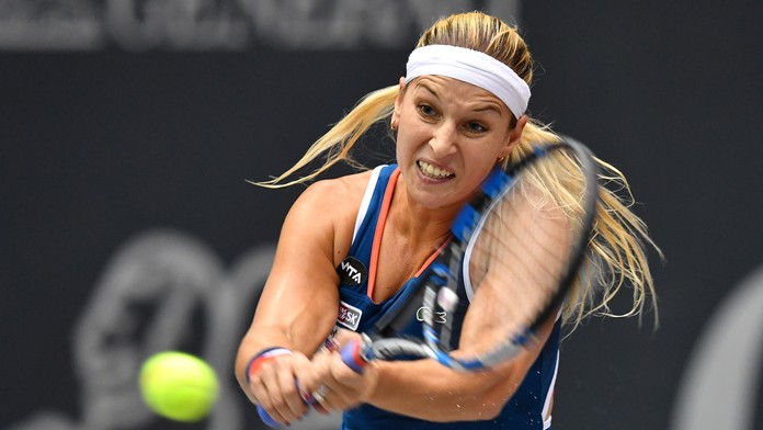 Dominika Cibulková odvracia loptičku Švajčiarke Viktoriji Golubicovej vo finále tenisového turnaja WTA v rakúskom Linzi.