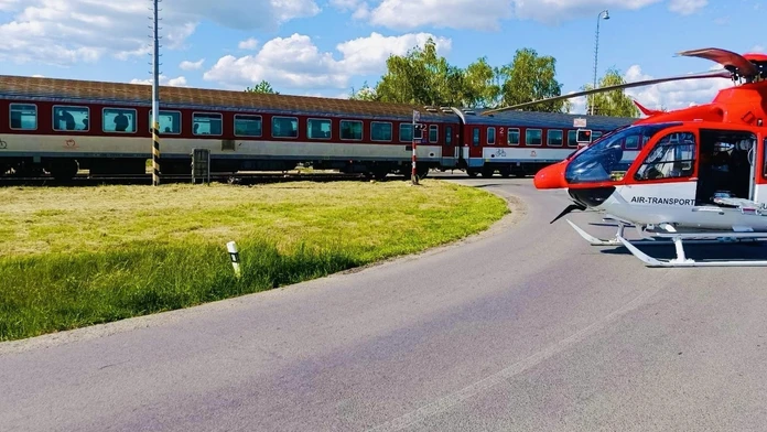 Vlak sa zrazil s autom plným ľudí: Medzi zranenými sú aj deti