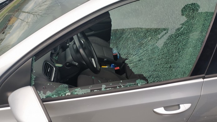 Rozbité okno na aute,