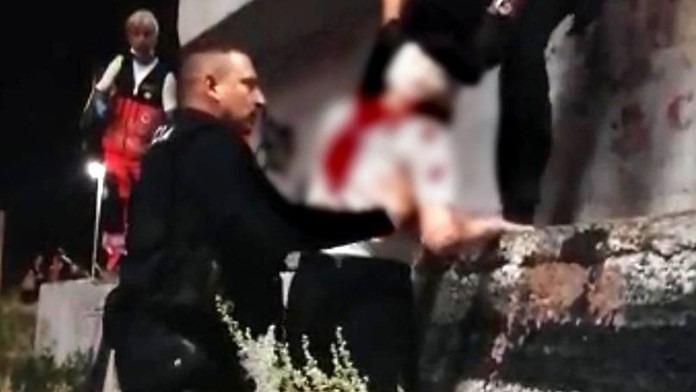 Policajti pomohli žene, ktorá spadla z Mosta SNP.