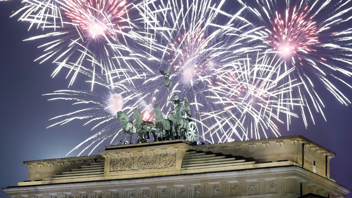 Ohňostroj nad Brandenburgskou bránou v Berlíne.