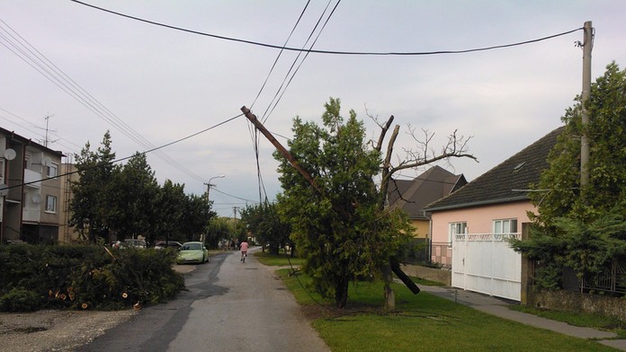 Veterná smršť v obci Mostová.