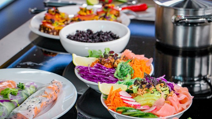 Zdravé menu pre celú rodinu: Urobte si obľúbené poké, jarné rolky či hummus