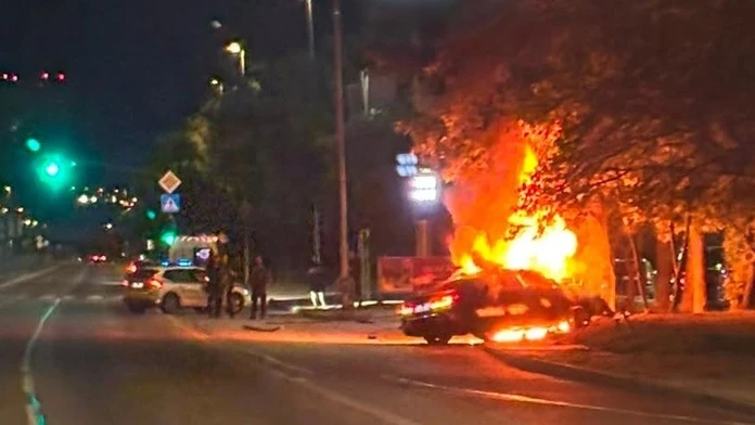 Dramatická nočná nehoda v Bratislave. Zdrogovaný a opitý vodič narazil do stĺpa, auto začalo horieť