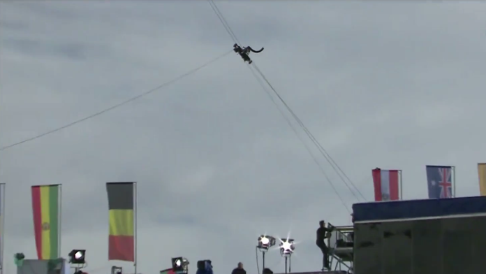 Lietadlo preťalo kábel televíznej spoločnosti.