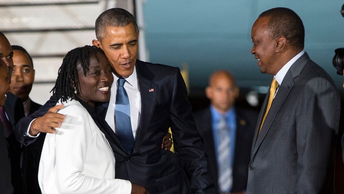 Barack Obama sa v Keni stretol s nevlastnou sestrou Aumou Obamovou. Vpravo stojí kenský prezident Uhuru Kenyatta.