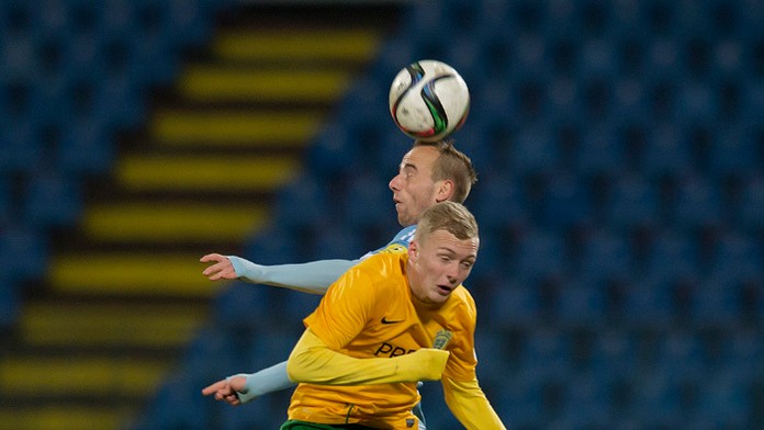 Na archívnej snímke v pozadí Tomáš Jabonský (Slovan) a v popredí Lukáš Čmelík (Žilina).