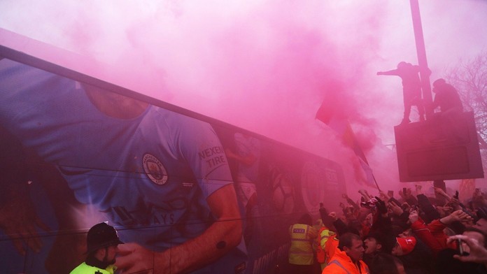 Takto v Liverpoole privítali autobus s hráčmi Manchestru City.