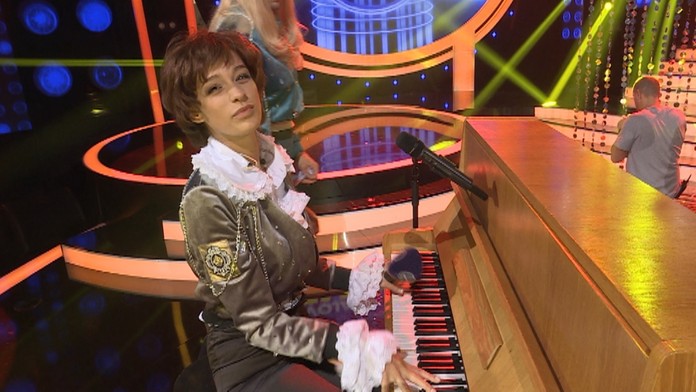 Jasmina za klavírom. 