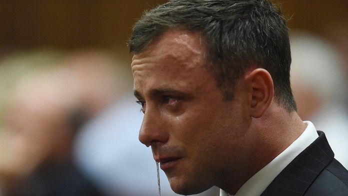 Oscar Pistorius počúva verdikt sudkyne.