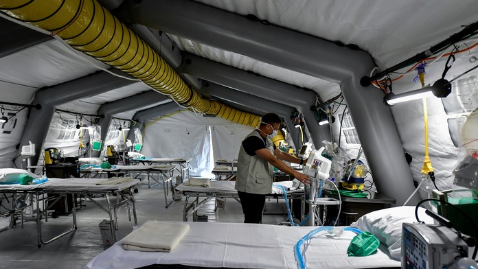 Pracovník kontroluje zariadenie v provizórnej nemocnici pre pacientov s koronavírusom.