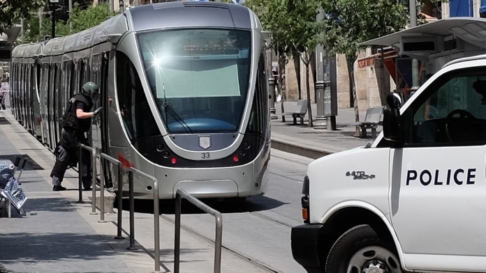 Polícia zabránila krvavému útoku v električke.