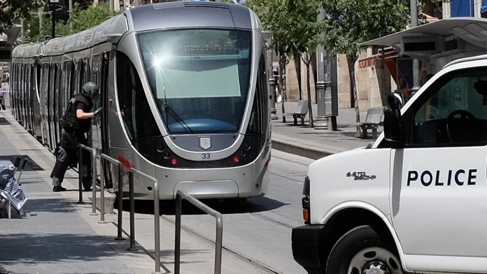 Polícia zabránila krvavému útoku v električke.