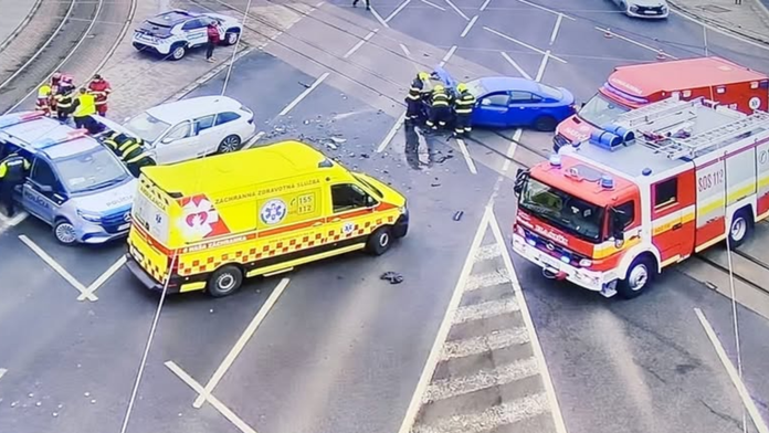 Nehoda paralyzovala centrum Bratislavy. Vozidlá skončili v električkovom koľajisku