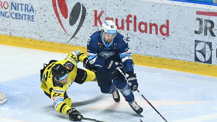 Mikhail Kuklev z Detvy (vľavo) a Erik Čaládi z Nitry v súboji o puk.