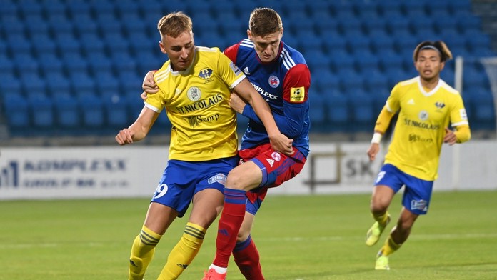 Zľava Matej Trusa z Michaloviec a hráč Senice David Gáč počas zápasu 11. kola Fortuna ligy.