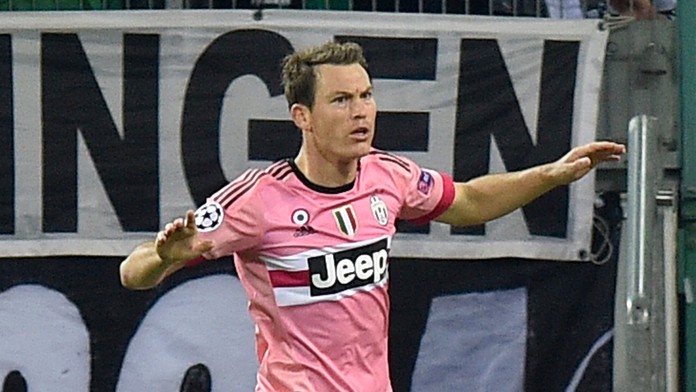 Stephan Lichtsteiner z Juventusu Turín sa teší po góle do siete Borussie Mönchengladbach