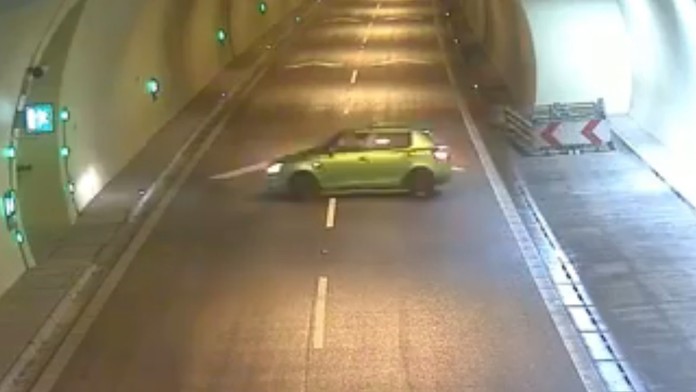 Vodič sa nepochopiteľne otáčal v strede tunela.