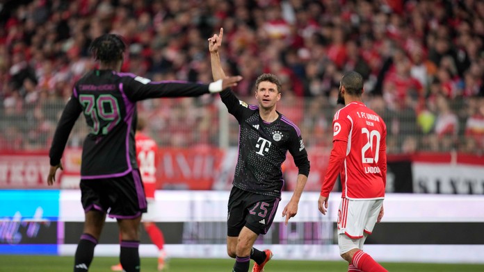 Hráč Bayernu Thomas Müller oslavuje po tom, ako strelil piaty gól.