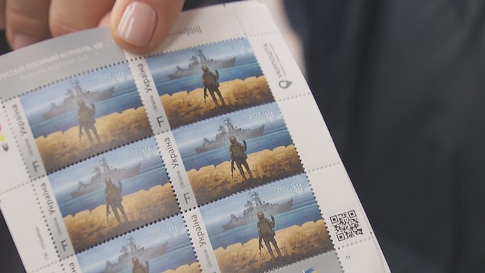 Na Ukrajine začali predávať špeciálnu známku na počesť vojakov z Hadieho ostrova. Čakajú na ňu davy